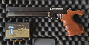 pistolj-sredjen-rukohvat-sm.jpg
